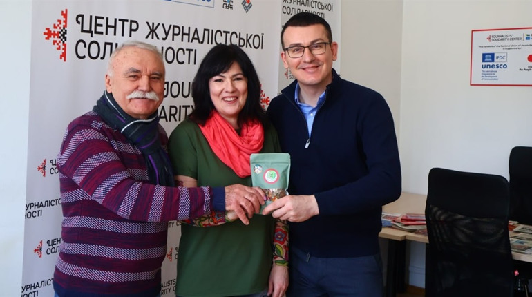 Відома журналістка продає авторський чай задля допомоги колезі в окупації на Херсонщині
