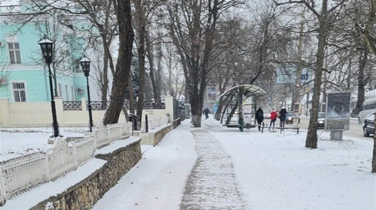 Працюють з 4:00, використали 126 тонн суміші: чиновники звітують про прибирання снігу на Херсонщині