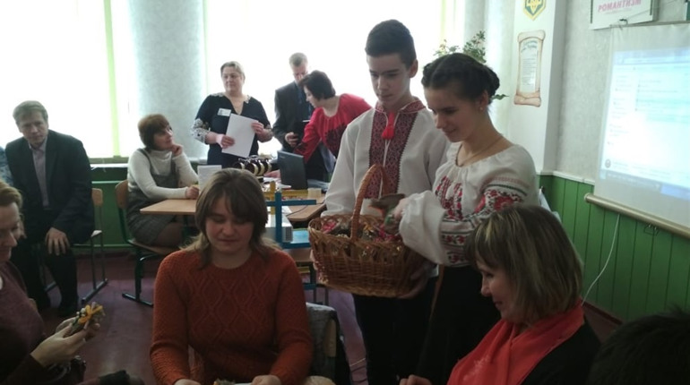 На семінарі по родинному вихованню в Хиночах учили оформляти святковий хліб і відтворювали традиції