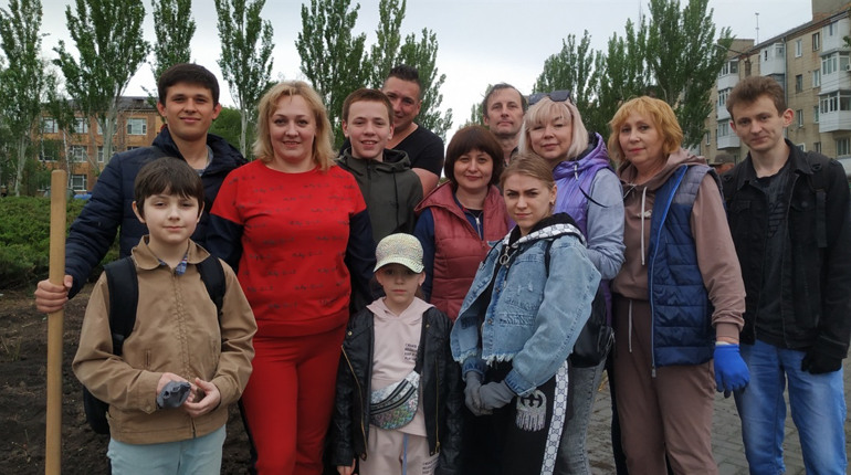 Покровчани висаджували троянди у середмісті Кропивницького