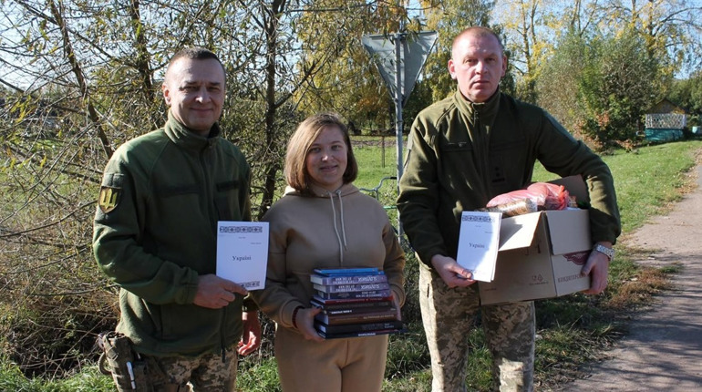 Вірші про часи героїчної оборони: студентка з Чернігова подарувала свою збірку військовим