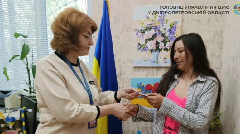 У Жовтих Водах жінка отримала свій перший паспорт у 40 років