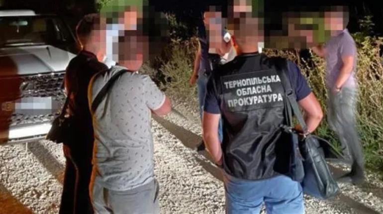 Податківець, якого затримали правоохоронці під час отримання коштів, намагався втекти