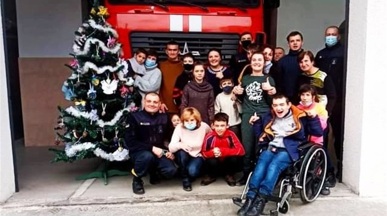 Як вихованці «Дороги в життя» «ялинку для рятувальників» спорядили, «миколайчиків» оздобили (+відео)