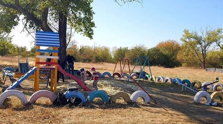 На Сватівщині встановили дитячий майданчик від імені одного з нардепів. Що з цим не так