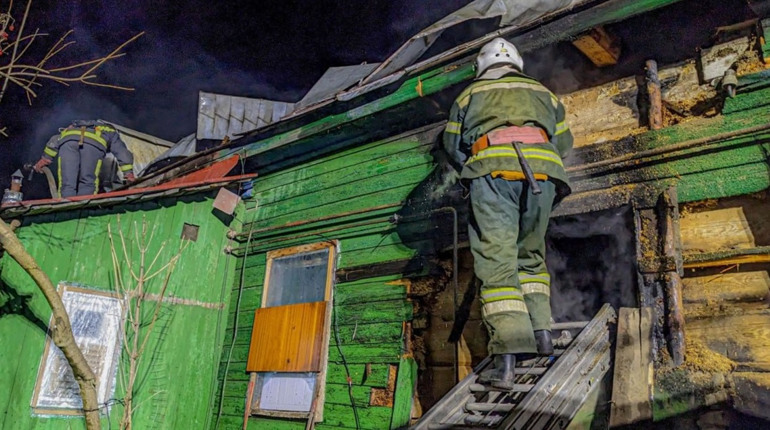 Під час ліквідації пожежі у Шостці вогнеборці врятували жінку