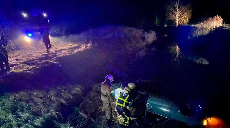 Не міг вибратися з автівки, що тонула: врятували водія, що з'їхав у водойму та перекинувся на дах