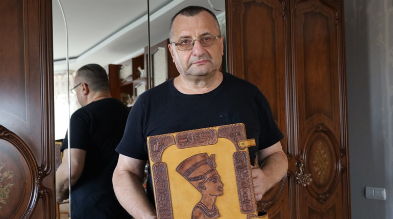 Колекція, за ціною квартири в Києві. Глухівчанин Михайло Сегалов 55 років зберігає історію у марках