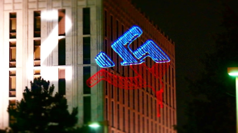 Російське посольство в США освітили роботами українського художника