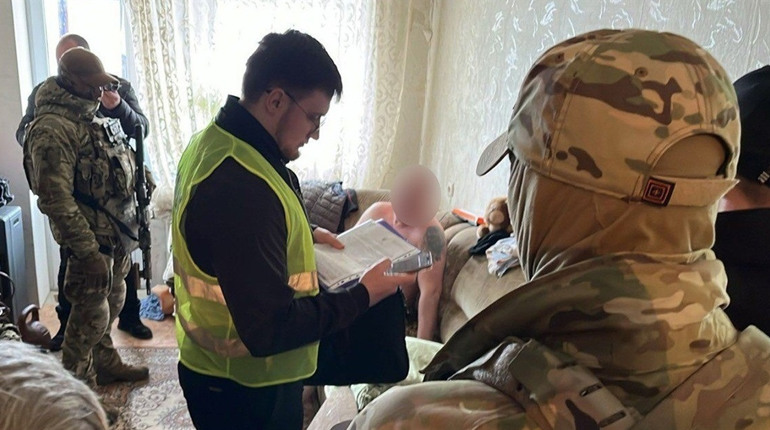 Фіктивний догляд за 13 тисяч доларів: на Сумщині СБУ та поліція ліквідували канал втечі за кордон