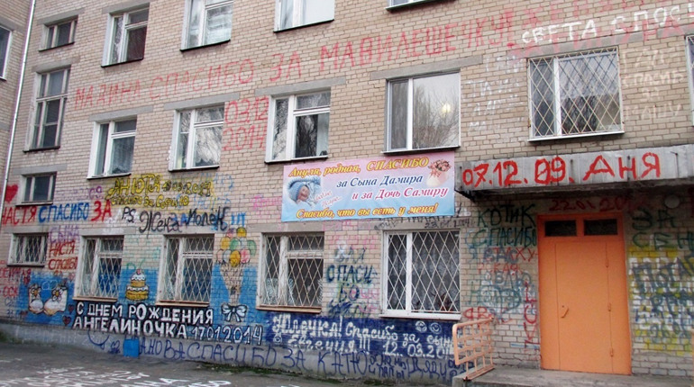 Очень юную маму выписали из роддома