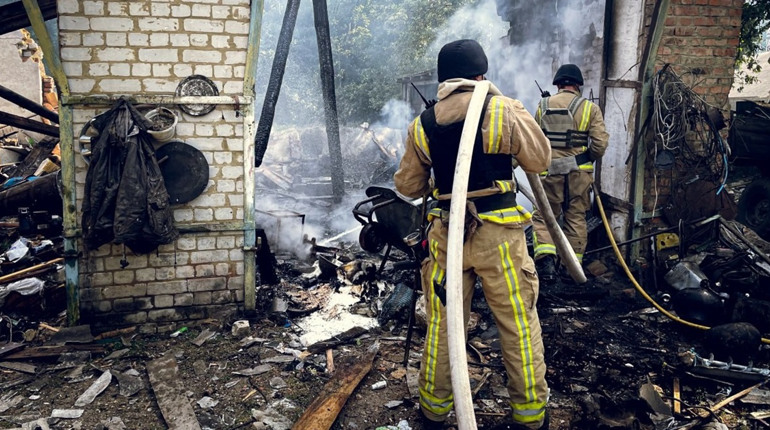 У Глухові внаслідок обстрілу виникла пожежа в житловому секторі