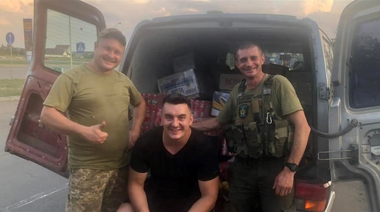 Полицька громада з ветеранською спілкою передали допомогу військовим-землякам