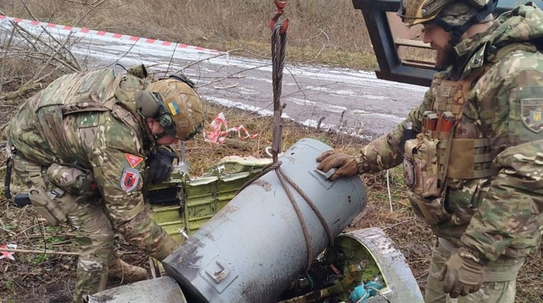 Поліцейські показали відео, як знешкодили російську ракету Х-59 на Сумщині