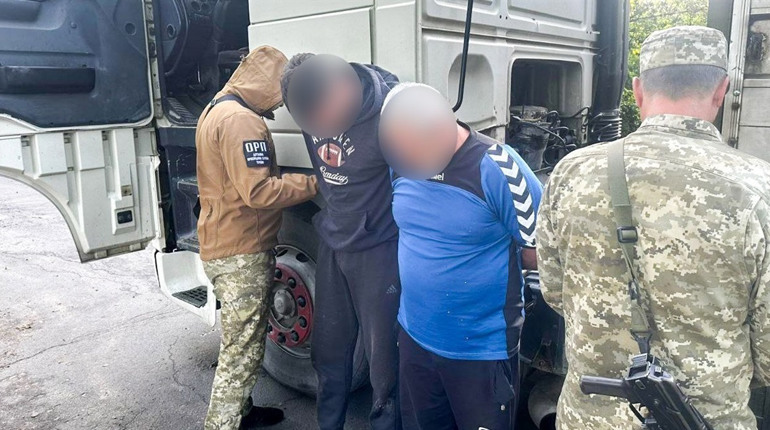 У Сарненському районі викрили водія, який перевозив чоловіка під спальним місцем у фурі