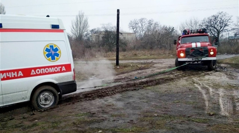 Біля Теплодару карета швидкої з хворим на борту застрягла на розмитій дощем дорозі