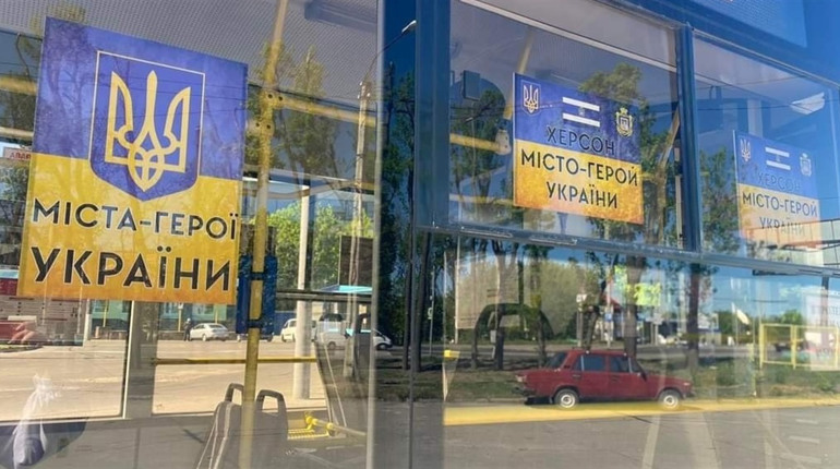 У Хмельницькому курсують тролейбуси зі світлинами міст-героїв: там є і Херсон