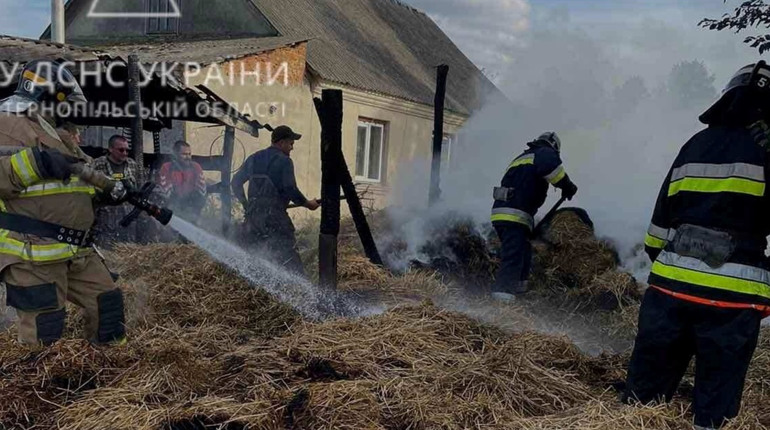 На Кременеччині горіла господарська будівля