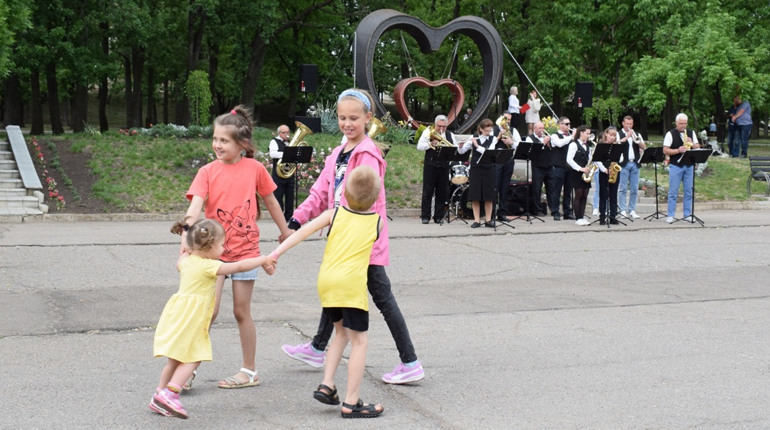 Затишно та з патріотичними піснями: Южноукраїнськ відзначив 47 річницю в умовах воєнного стану. Фото