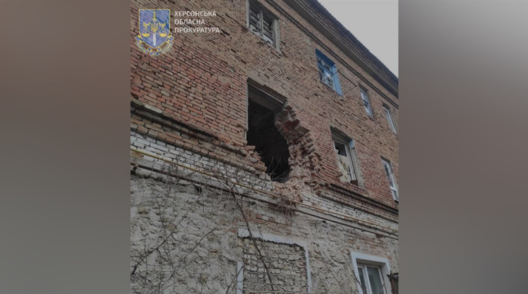 Російські окупанти поцілили у житловий будинок у Херсоні: поранені двоє жінок