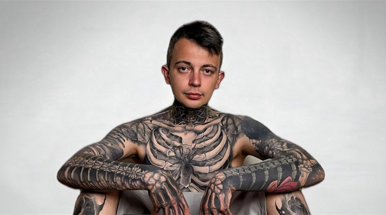 Танатопрактик з Дрогобича Олег Карпа встановив світовий рекорд з боді-арту: на його тілі 230 тату