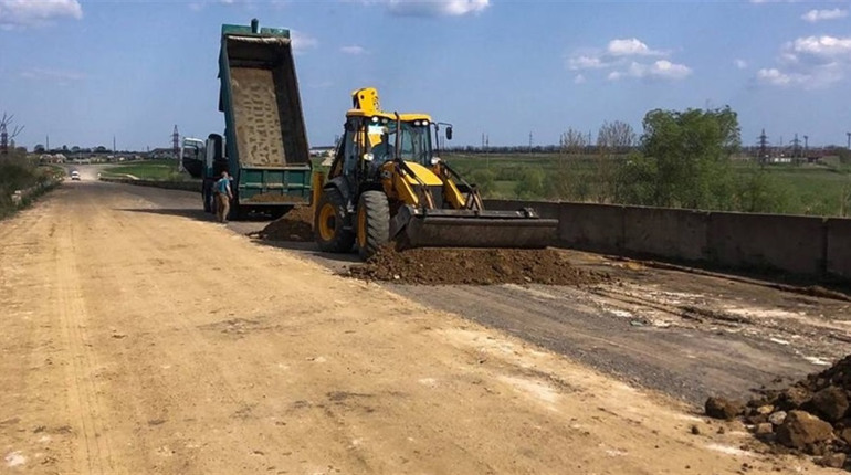 Спільними зусиллями: аварійний відрізок дороги біля Широкої Балки зробили проїзним