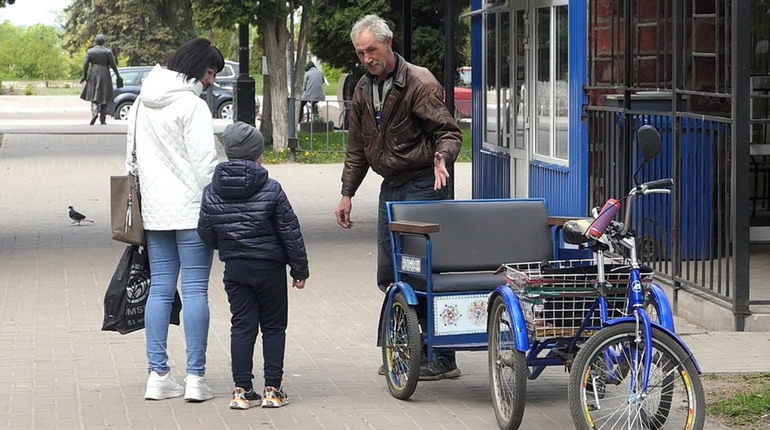 Змайстрував «карету» з металобрухту і катає дітей: історія глухівчанина Миколи Сазонова