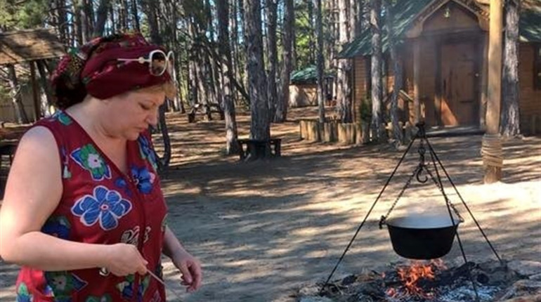 Херсонський театр пропонує прибрати, а потім подивитись виставу і скуштувати борщу