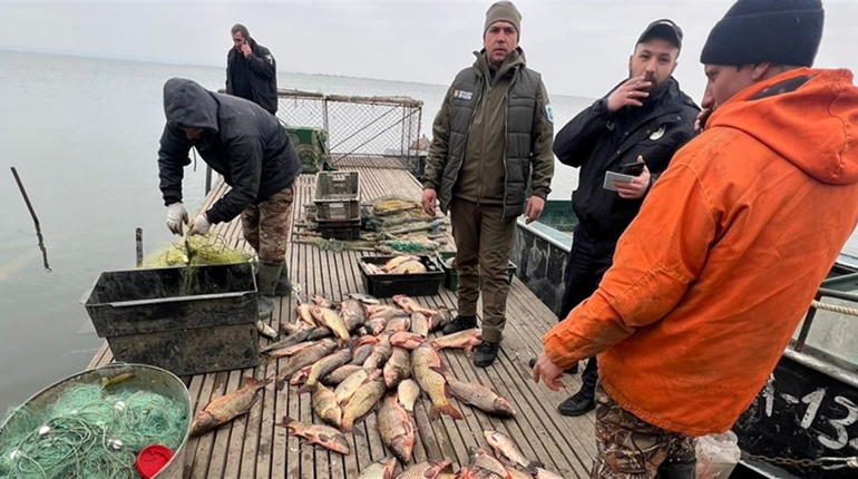 Наловили 200 кг риби на 400 тис збитків: на Дністровському лимані викрили браконьєрів