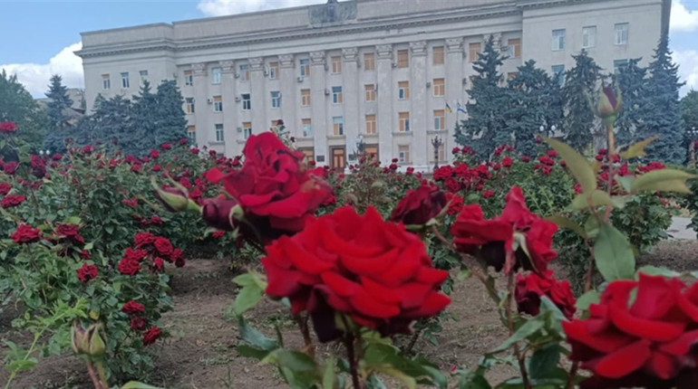 Росіяни вдарили КАБом по центру Херсона: є поранений (оновлюється)