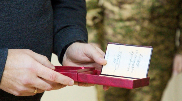 У Нетішині посмерну нагороду передали дружині загиблого нацгвардійця