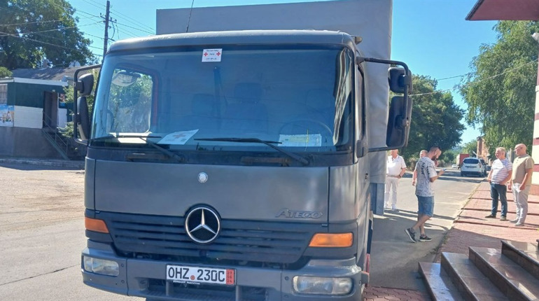 Автівка від німецьких та литовських партнерів: нардеп передав бійцям тентовану вантажівку