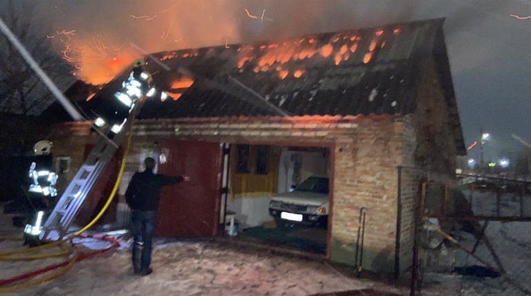 У Червонограді згорів дах цегляної господарської будівлі, у якій зберігався автомобіль