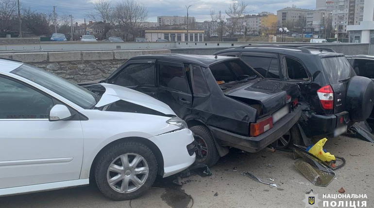 На Черкащині сталася ДТП: автомобіль в’їхав у три припарковані транспортні засоби