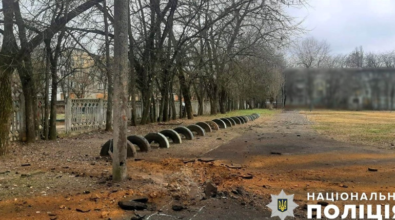 На Херсонщині російські терористи обстріляли житлові будинки та школу (ФОТО)