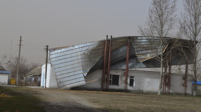 Біляївка знову в епіцентрі піщаної бурі. Постраждали дахи декількох будівель