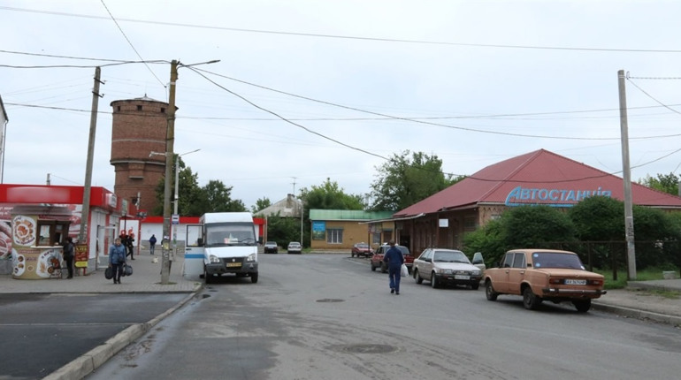 В Лозовій перенесли автобусну зупинку Центральний ринок. Де вона тепер розташована