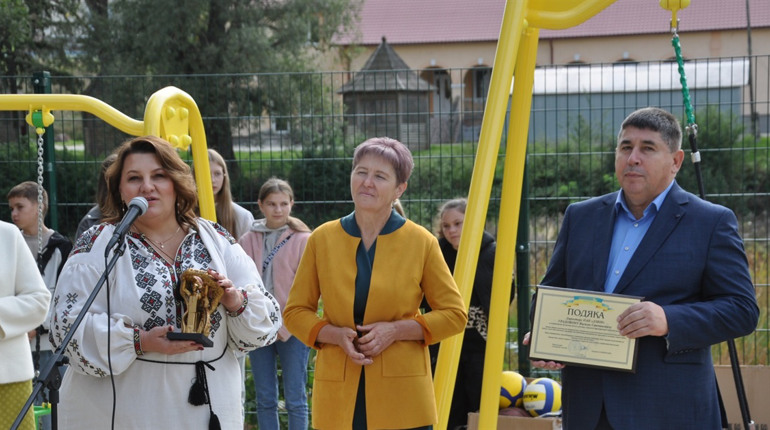 Агропідприємство «Дзвін» подарувало дитячий майданчик і влаштувало свято для малечі у Заліссі