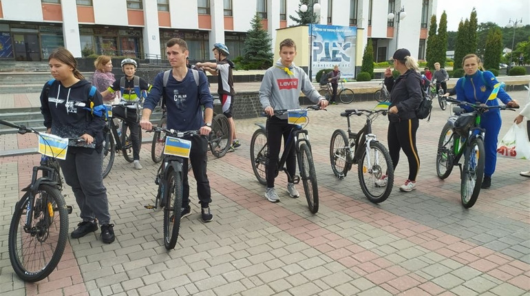 Учні Вараської громади велозаїздом відсвяткували День знань