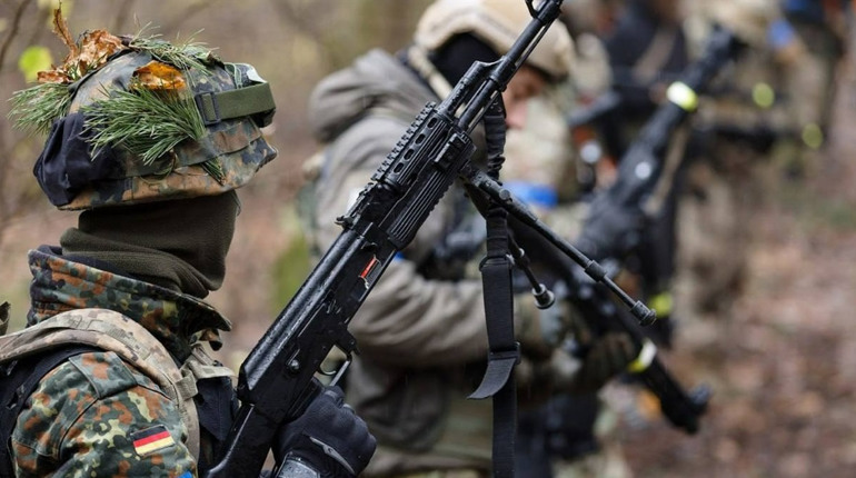 На трасі Олешки-Нова Каховка знищено кілька вантажівок ворога