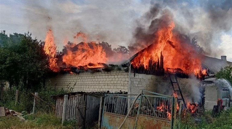 Запобігли вибуху: дубровицькі рятувальники винесли з пожежі 4 газові балони