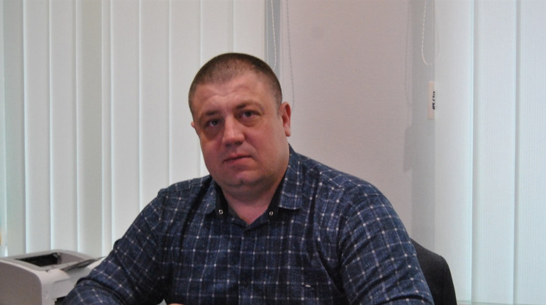 "Маємо наближати перемогу разом". Один день з секретарем міськради Южноукраїнська Денисом Кравченком