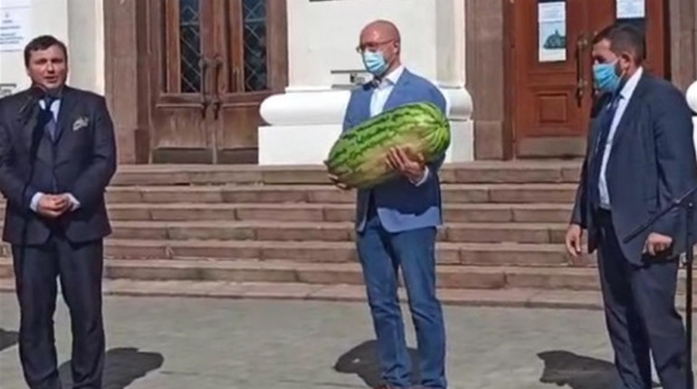 Денису Шмигалю подарували найбільший херсонський кавун, а до театру він так і не поїхав