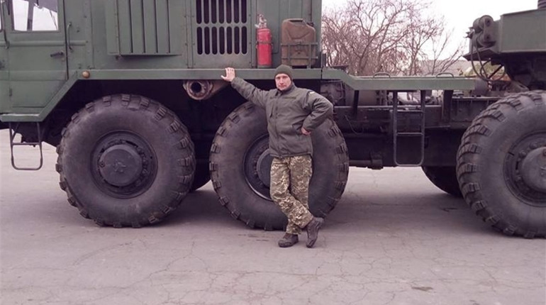 На вишиваня картини пішов рік: як колишній атовець вишивав портрети своїх батьків