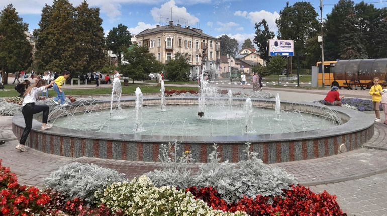 У Дрогобичі оновили фонтан: замінили стару плитку на мармурову. Фото