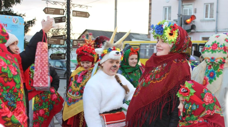 Ой, радуйся, земле : коли колядувати, щедрувати та посівати цієї зими