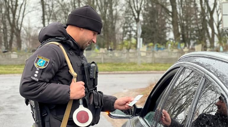 Гроші не вирішують все: у Шостці патрульні відмовилися від хабара у 10 тисяч гривень
