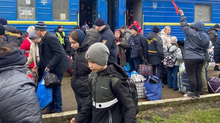 Українці, які виїхали за кордон через війну, можуть отримати компенсацію: як це зробити