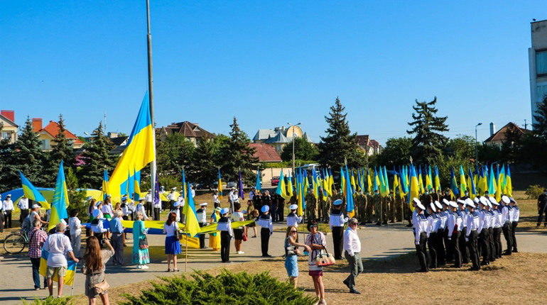 Як у Херсоні та на херсонських морях святкують День прапора. Добірка фото