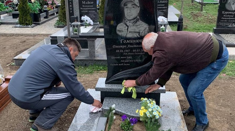«Хто про них згадає, як не ми?»: як родини загиблих захисників дбають про могили воїнів-сиріт